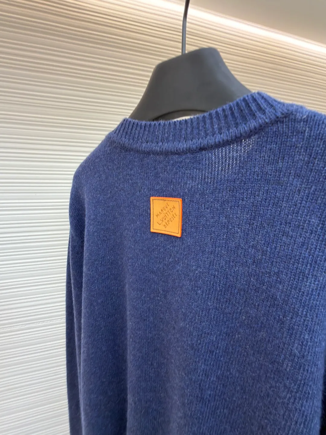 LOUIS VUITTON Seoul-limited intarsia knitted sweater ●Original version: purchased and developed by 11599 ●Item number: 1682133-B85 ●Fabric: wool blended fabric ●Technology: knitted intarsia production ●Color: blue ●Version: fitted version ●Weight: about 535 grams ●Size: S-M-L-XL ●Description: This Louis Vuitton navy blue knitted sweater is woven with 100% ultra-fine merino wool yarn. The basic gray cloth is knitted by a 14-needle precision knitting machine in the Italian workshop. The yarn is first pre-washed and milled to ensure that the garment is not easy to deform, pilling and has excellent skin-friendly properties. The iconic LV letters and Shiba Inu pattern on the front are made using intarsia jacquard technology. Imported acrylic and wool blended threads with high color fastness are used, and are woven needle by needle through a computer-controlled jacquard machine. There are no skipping or floating thread problems on the edges of the pattern. The colors are clearly layered and have a strong three-dimensional effect; the collar and cuffs Both the hem and the hem are made of double-rib hemming technology, with spandex elastic yarn, which has good resilience and is not easy to loosen after long-term wear. The entire body of the garment is hand-ironed and shaped. Every stitching follows the brand's strict 0.1cm stitch length standard, and the details show the exquisite texture of high-end knitting technology. The overall wiring is straight and delicate, the fabric is comfortable and soft, and the color is consistent without color difference. It can be matched with the same style to create a fashionable look and control various occasions. Customized accessories, complete with three standards, same style for men and women!